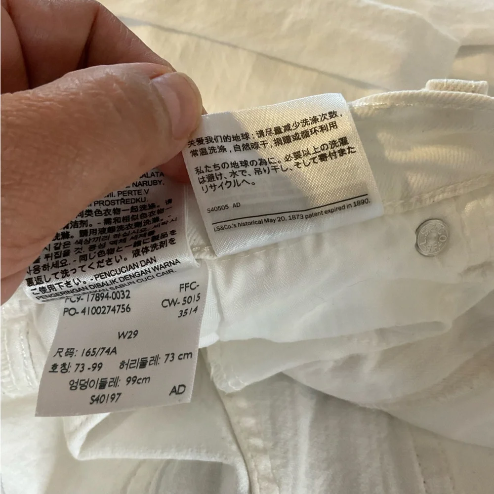 Levis levi’s white